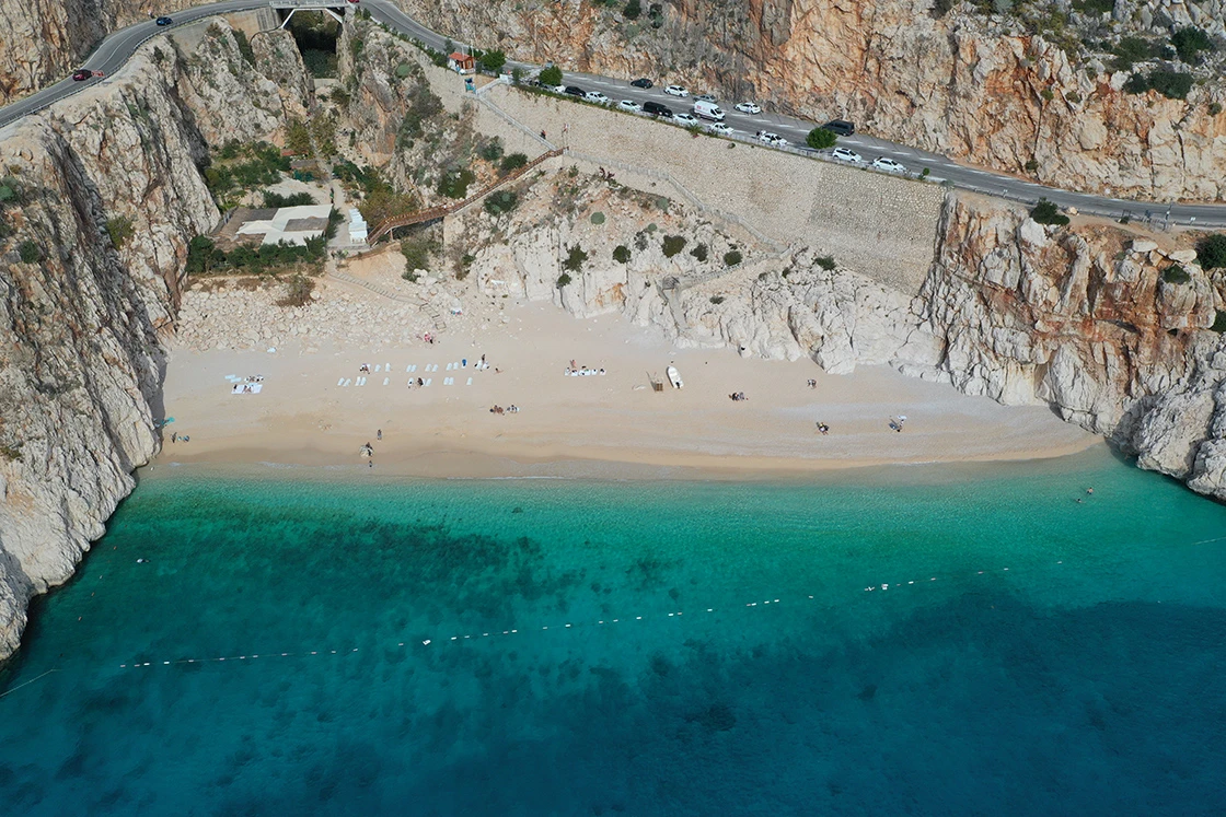 Kasım ayında Kaputaş Plajı'nda güneşlenen tatilciler